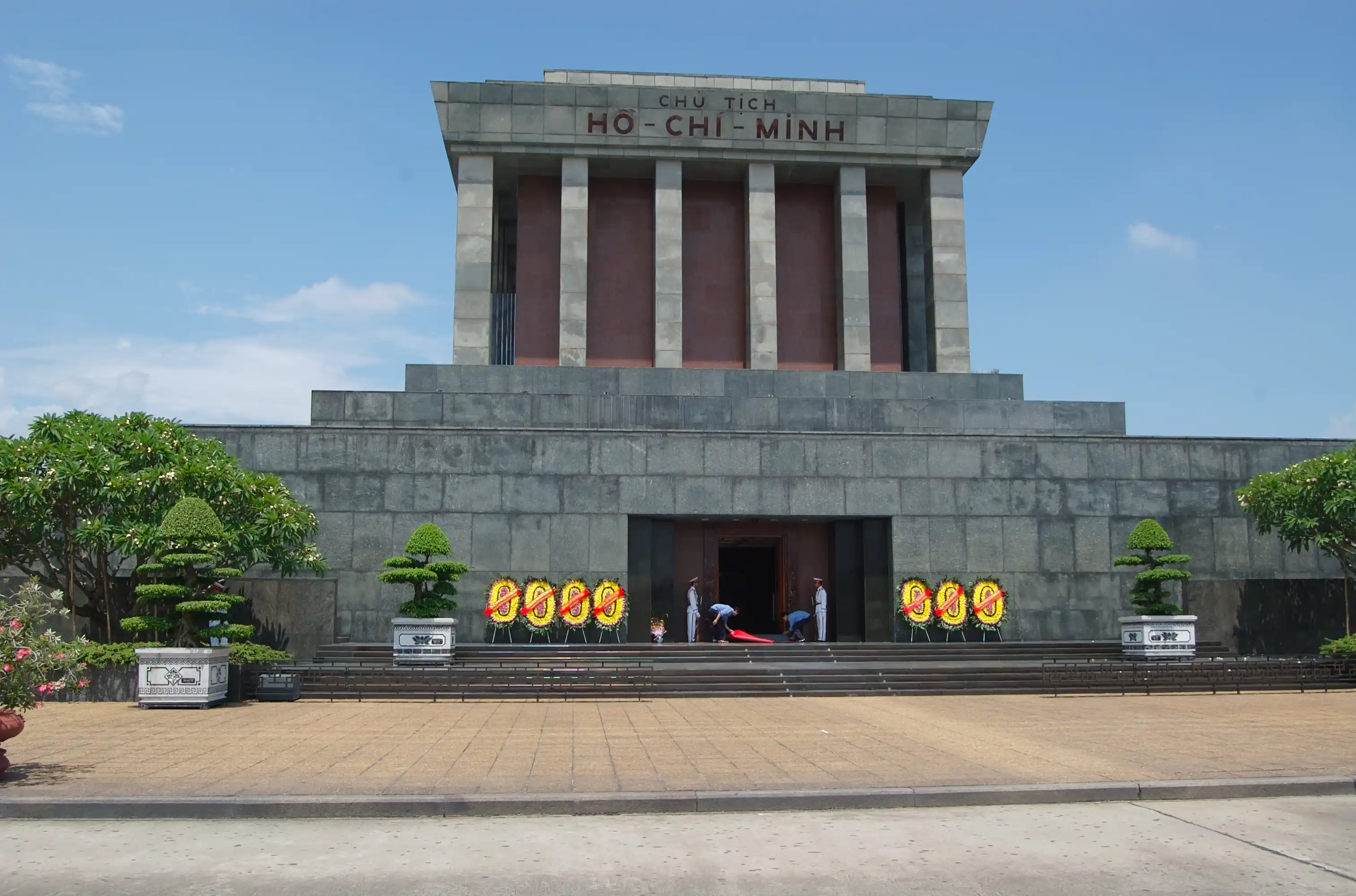 /media/image_of_places/Ho_chi_minh_mausoleum.webp