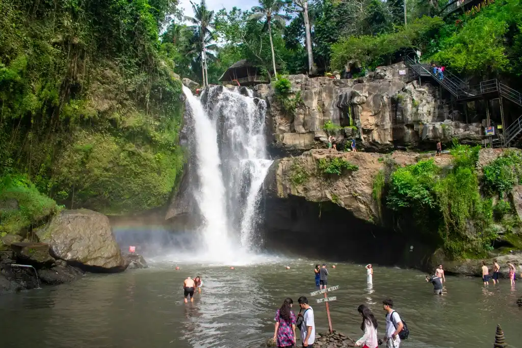 /media/image_of_places/Tegenungan-Waterfall.webp