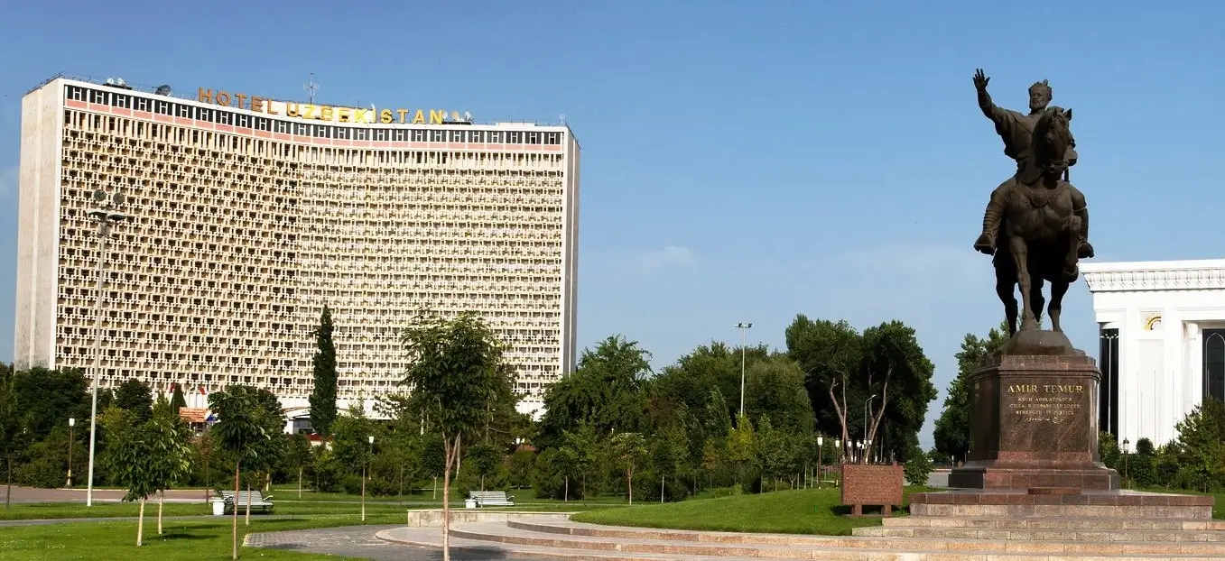 /media/image_of_places/amir_timur_square.webp